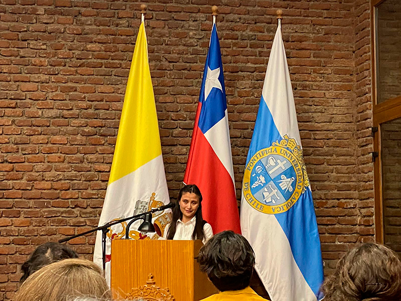 Zahra da su testimonio en el seminario De Afganistan a Chile