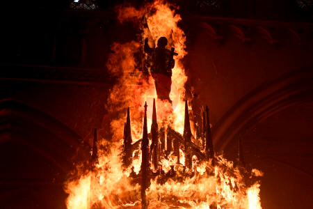 Iglesia de San Francisco de Borja arde durante manifestaciones en Santiago de Chile 