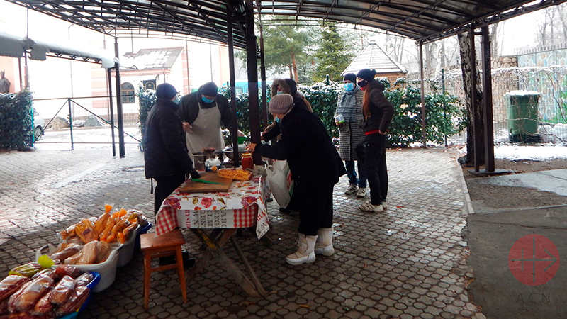 Ucrania albertinos distribuyen comida en un galpon