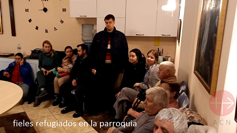 Ucrania fieles refugiados en la parroquia