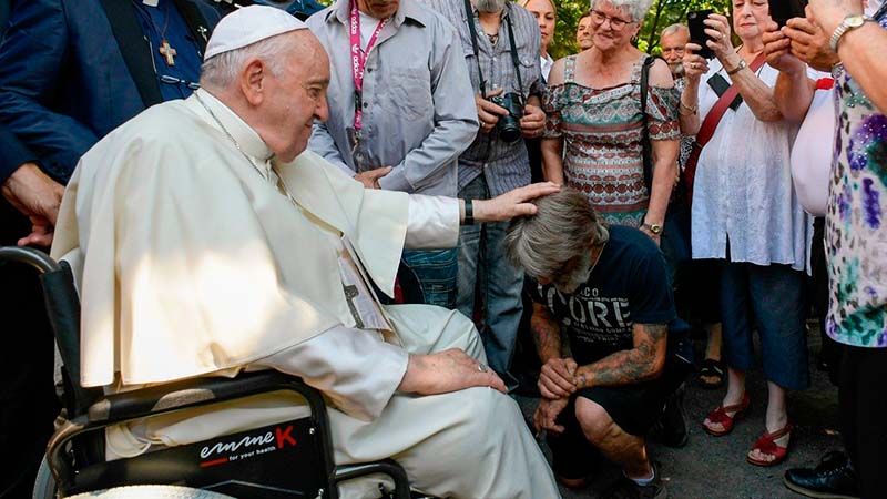 El Papa bendijo y saludo con afecto a las personas que fueron a su encuentro. Vatican Media 
