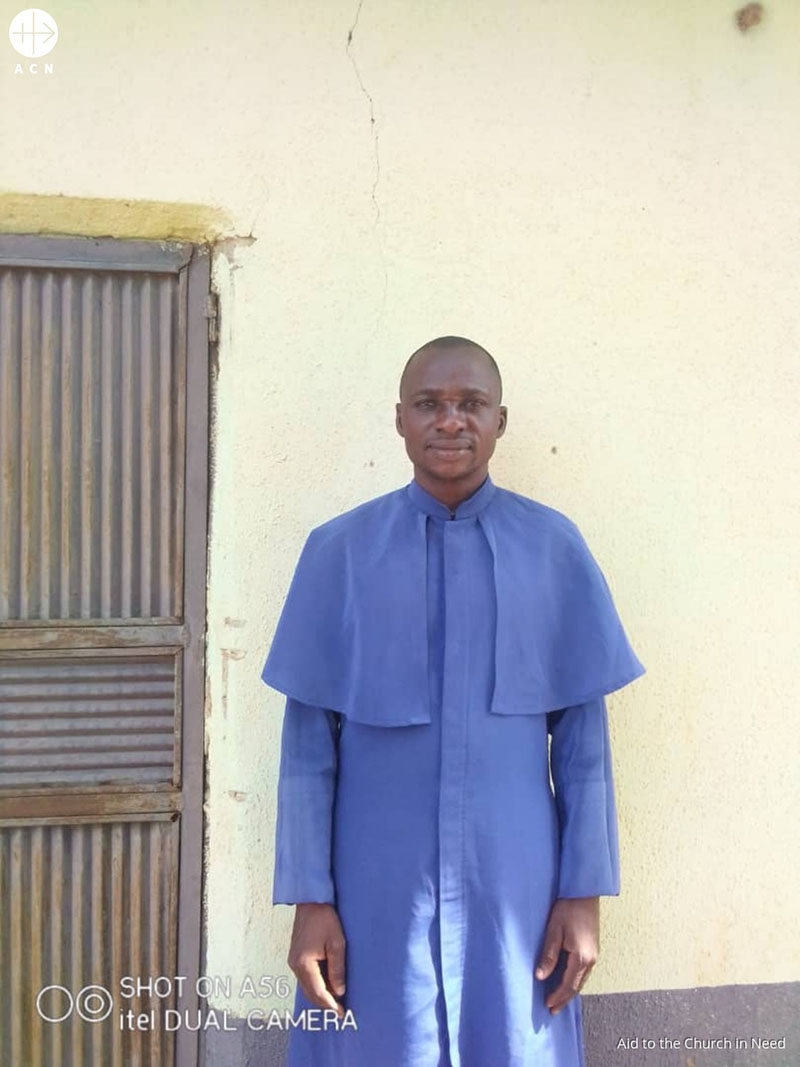 Nigeria Emmanuel Joseph catequista de la Iglesia Catolica St. Moses que sobrevivio despues del ataque terrorista