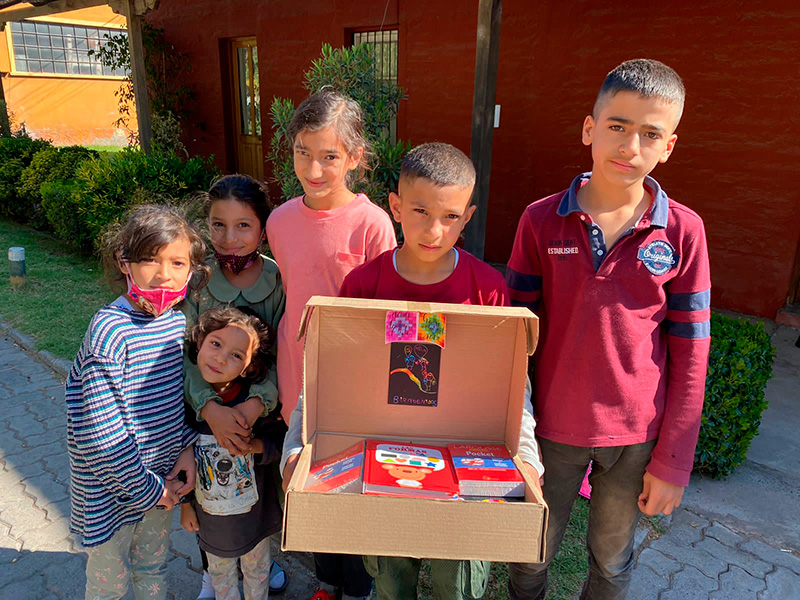 Al poco tiempo de llegar los ninos afganos reciben libros de regalo y cartas de bienvenida 