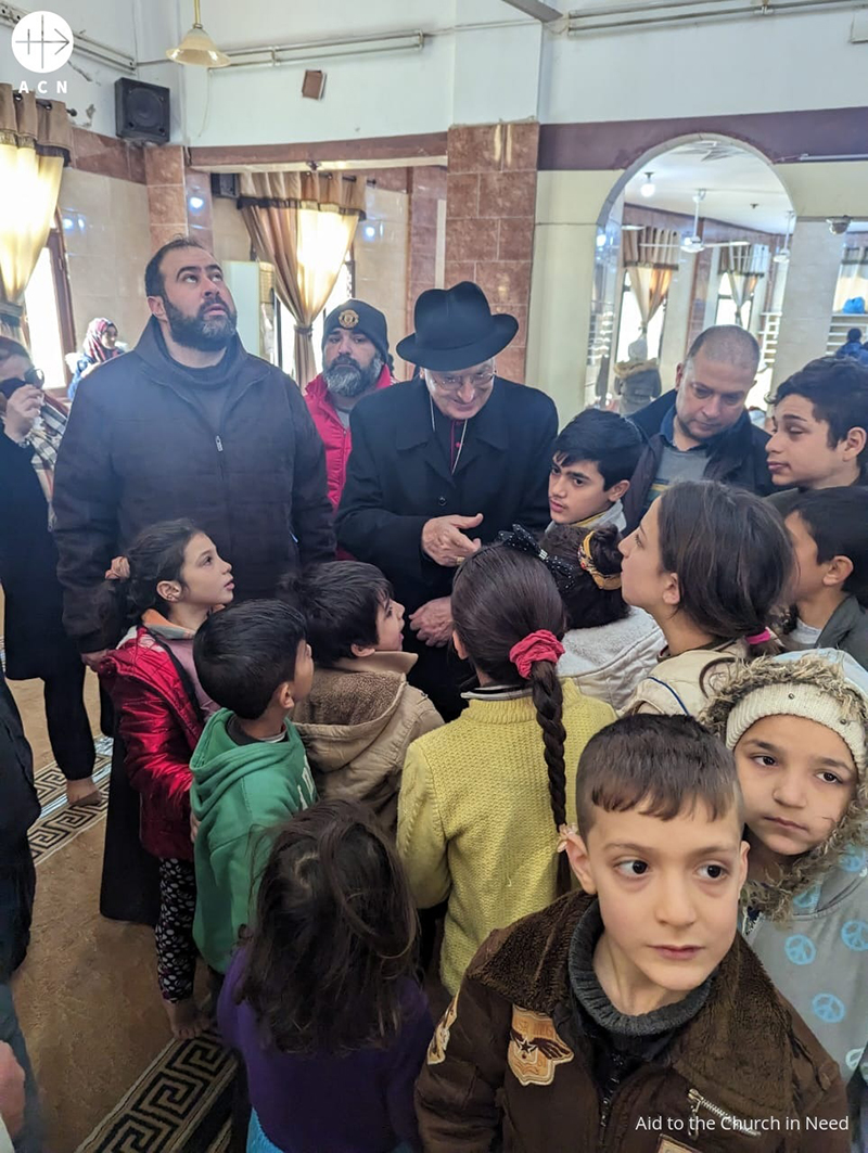 Siria terremoto Lattakia padre Fadi y Nuncio visitando a los damnificados