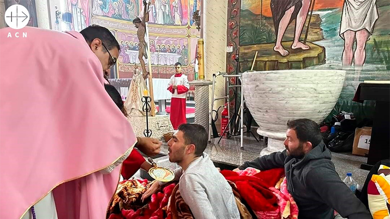 Gaza parroquia sacerdote da comunion a los heridos