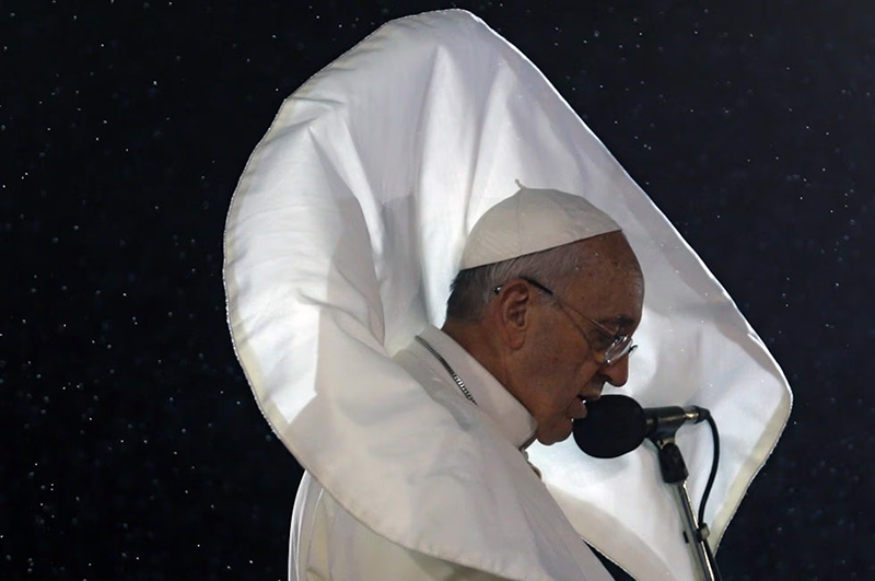 El papa Francisco se dirige a los jovenes reunidos en la playa de Copacabana