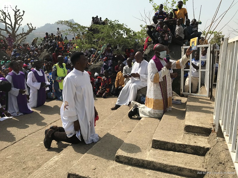 6.2. Nigeria De rodillas y orando con el obispo Oliver Dashe Doeme frente a la cruz
