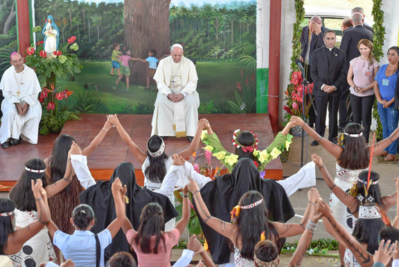 El Papa Francisco mira la presentacion de un baile tradicional indigena 