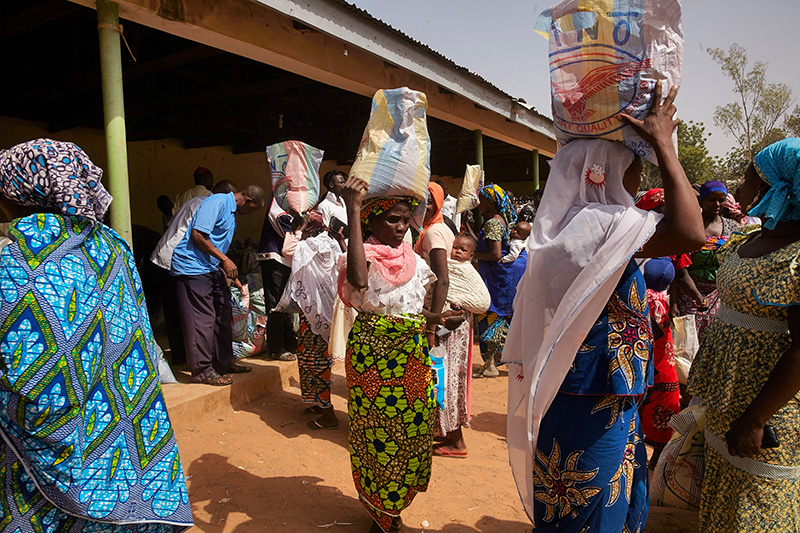 6.2. Nigeria distribucion de alimentospara desplazados en iglesia