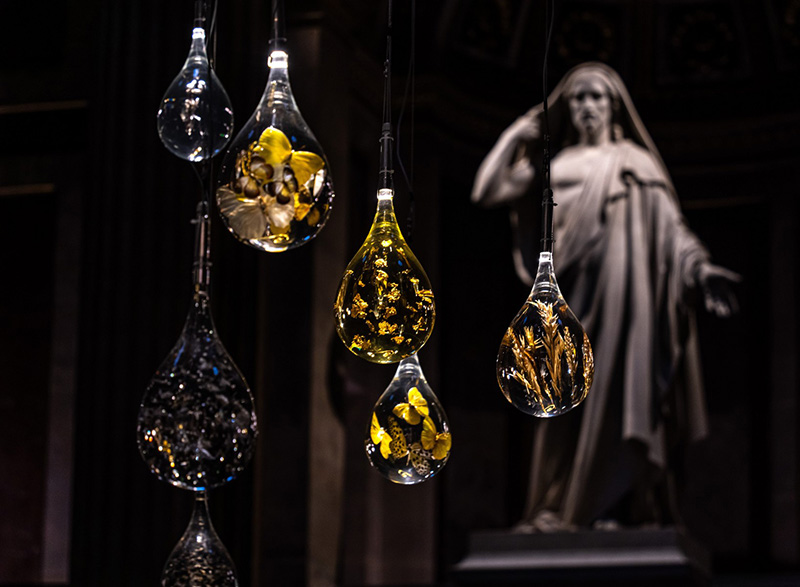 1.2.a. 846228 larmes de joie l installation monumentale de benoit dutour dans l eglise de la madeleine