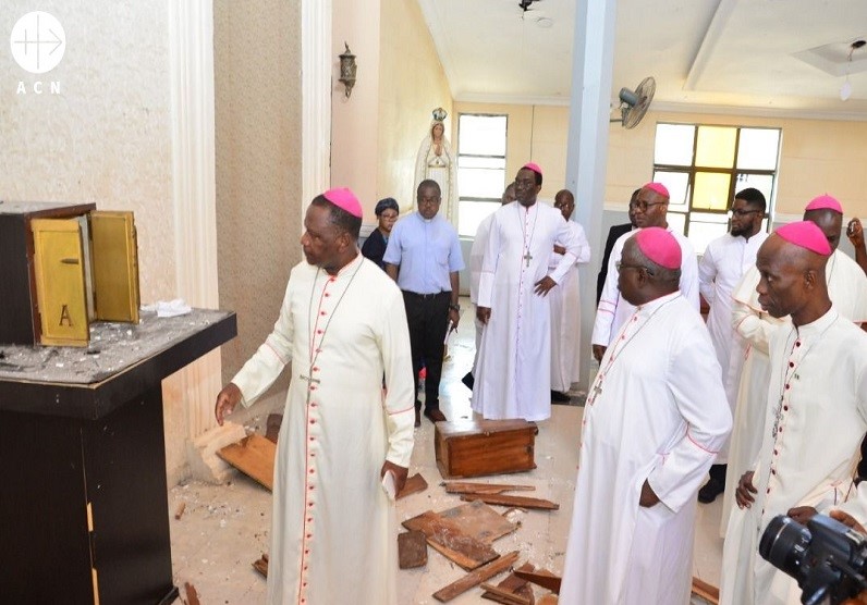 8.2 Nigeria Pentecostes obispos revisan interior de iglesia masacre