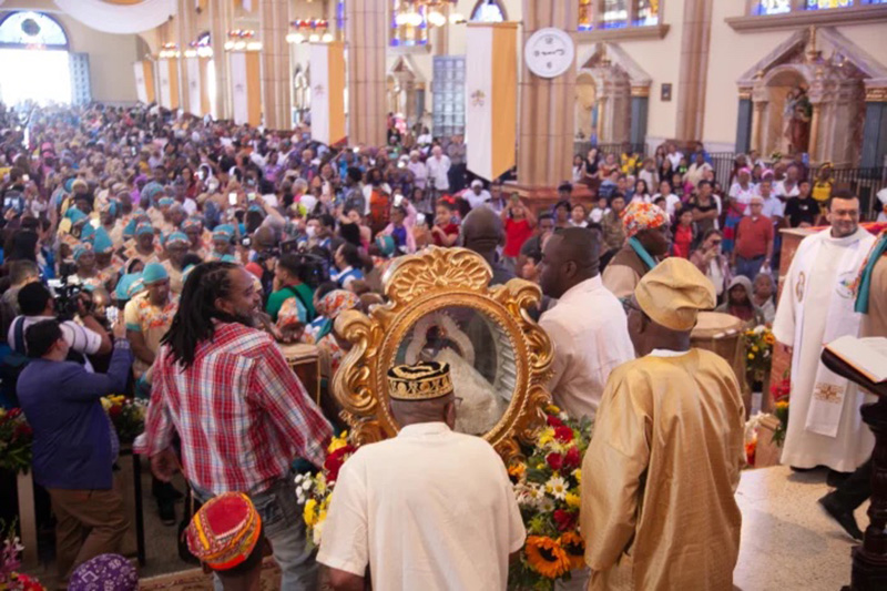4.3. Tegucigalpa En el octavo dia de la novena a la Virgen de Suyapa la Pastoral Garifuna llego hasta la Basilica Menor de Suyapa a rendir honores a la Patrona de Honduras 